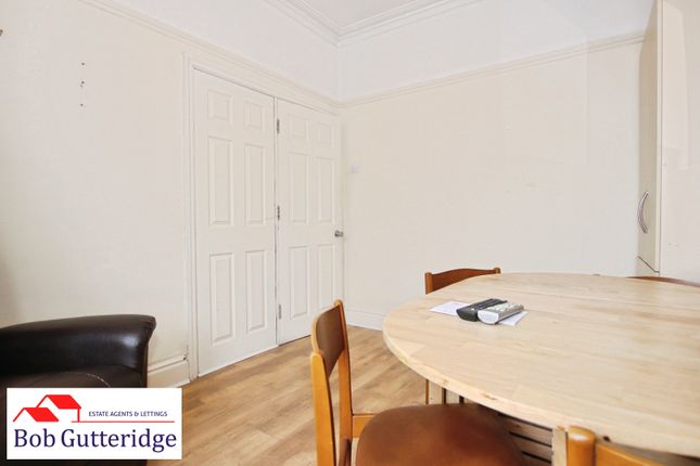 Lawson Terrace, Newcastle-under-Lyme photo 4