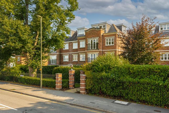 Flat for sale in Alexandra Mansions, Alexandra Road, Epsom