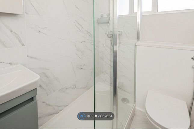 Flat, Thurleigh Court Nightingale Lane, London photo 3