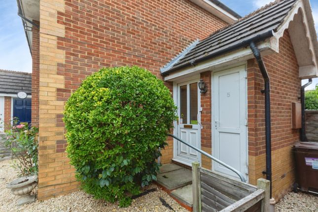 1-bed terraced on 5, Rowan Close, Aylesbury, £180,000