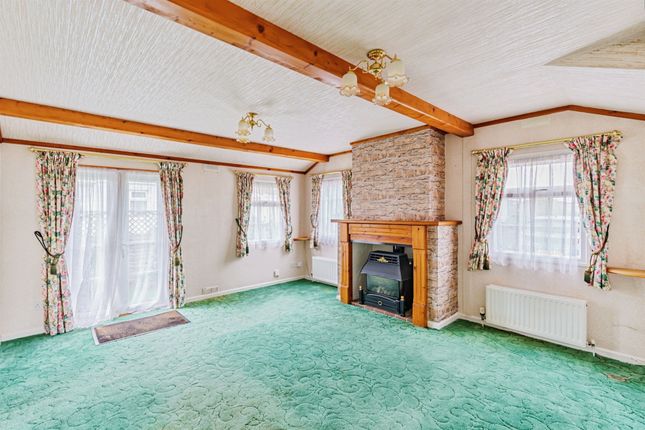 40, Laburnum Court, Horley photo 2