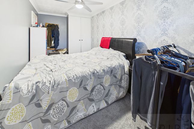 10 Hayling Court, Crawley photo 4