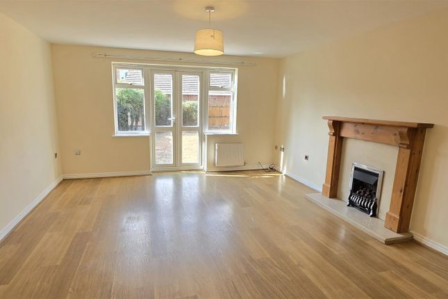 10, Parolles Close, Warwick photo 3