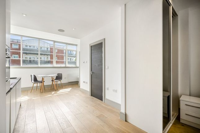 1-bed flat on Philpot Street, London, £2,000/mo