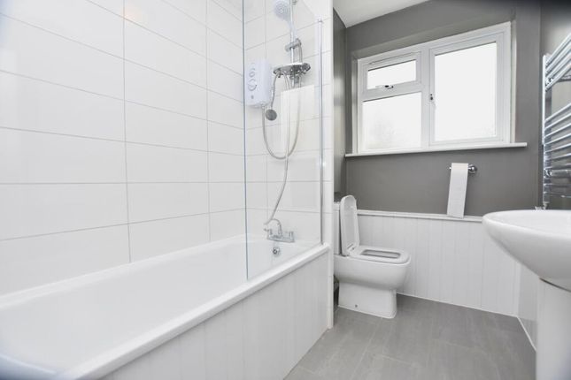 Flat 9, Oakdene,, Oaks Avenue, London photo 3