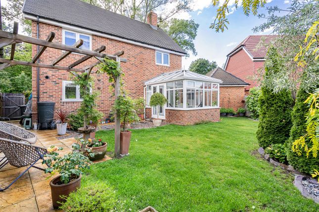 9, Melrose Close, Farnham photo 4