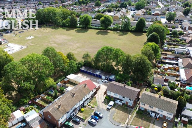 6 Bridge House Close, Wickford photo 2