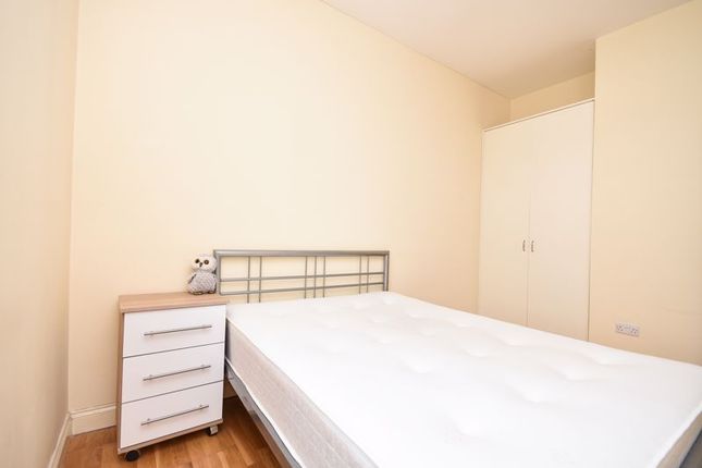 Flat 2,, 63 Balham High Road, London photo 4
