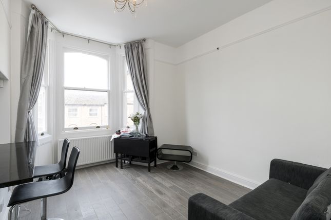 Thumbnail Flat to rent in Cornwall Crescent, London