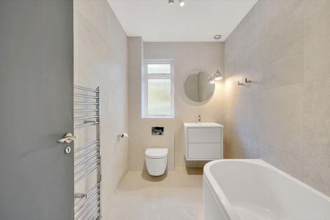 Golf Club Road, Weybridge photo 4