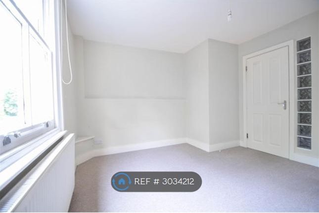 Flat   Evering Road, London photo 5