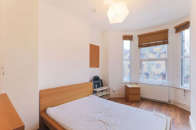 Room to rent in Searles Road, London