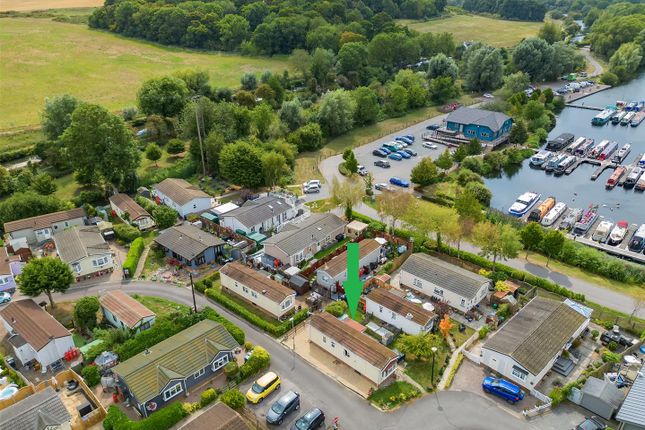 10, Holy Acre, Roydon photo 4