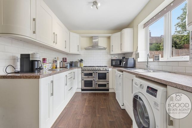 7, Rochford Avenue, Loughton photo 4