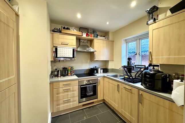 Flat 6 Royal Court, Holders Hill Road, London photo 4