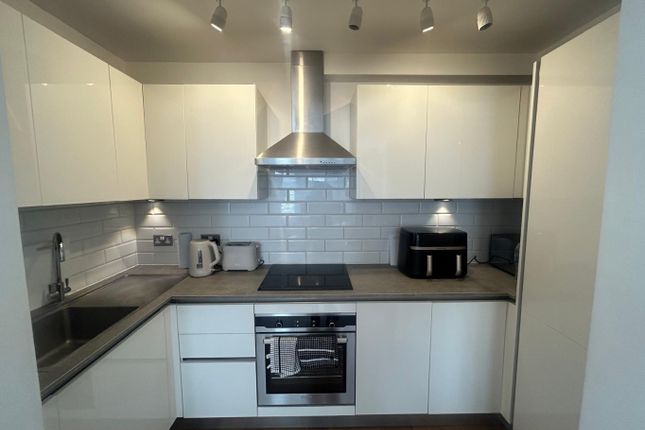 88 Woodstock Avenue, Greater London photo 3