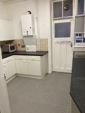 Flat to rent in New Cross Road, London
