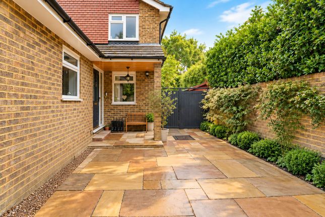 24 Blakeden Drive, Esher photo 2