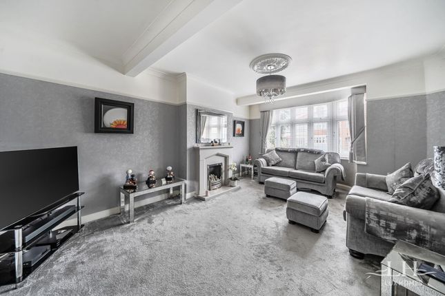 75 Stanley Avenue, Romford photo 3