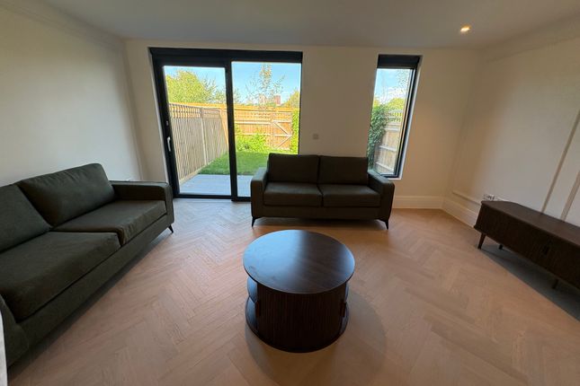 15, Bryanston Close, Southall photo 2