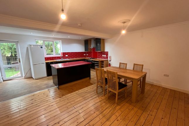 318b Pala Villa, 318, Spen Lane, Leeds photo 4