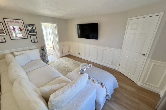 45, Combroke Grove, Warwick photo 4