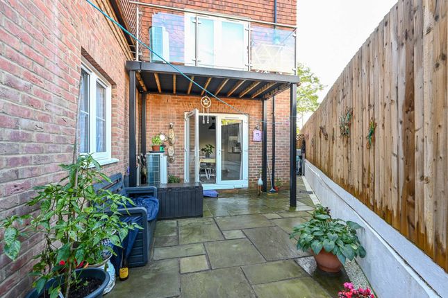 Flat for sale in Drapers Place, Godalming, Godalming