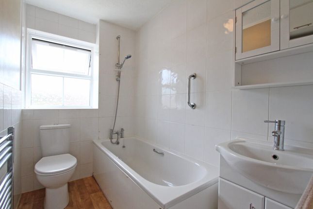 52, Waltham Gardens, Banbury photo 4