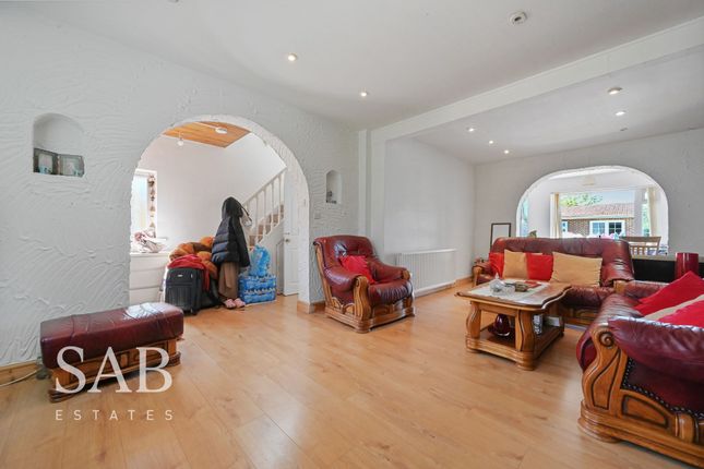 2 Penn Close, Greenford photo 4