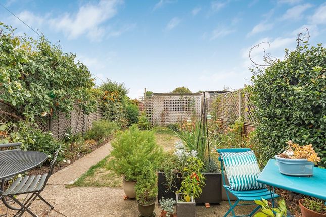 64, Harvest Road, Feltham photo 4