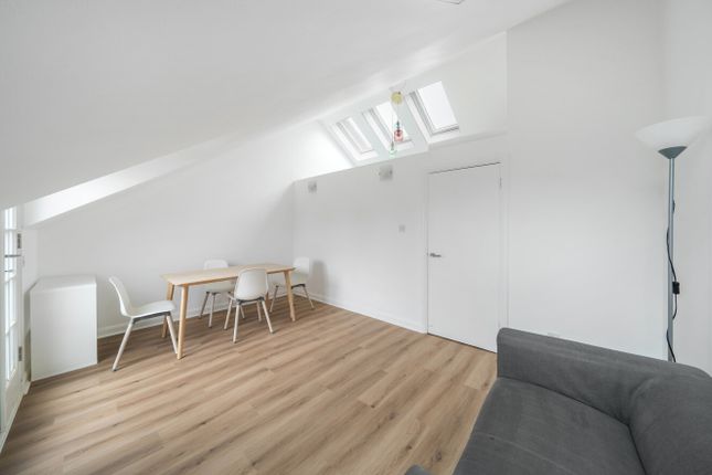 Thumbnail Flat to rent in Dresden Road, Archway, London