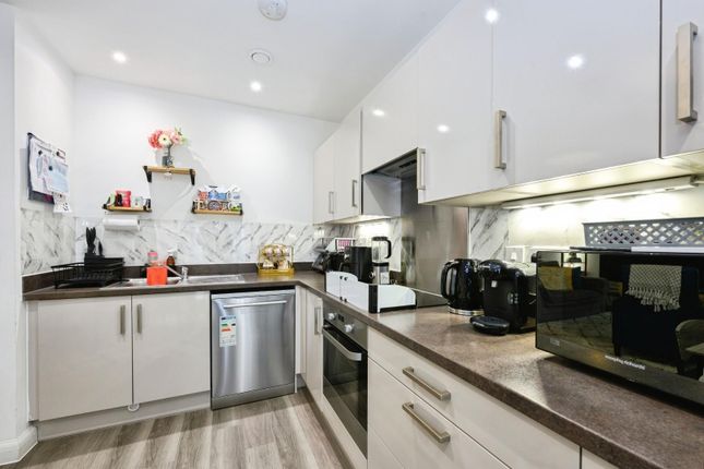 Flat 27, 190, Pointelle House, London Road, Wallington photo 4