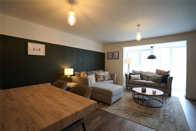 9, Heathfield Lane, Bradford photo 4