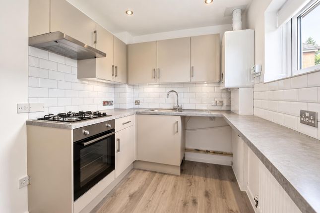 43 Meath Green Lane, Horley photo 3
