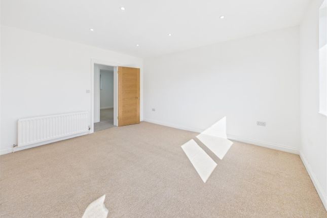 Flat 5, 1, Summers Close, Weybridge photo 4