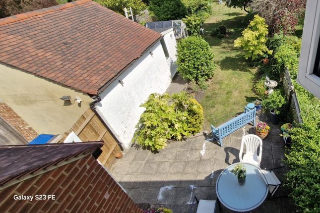 24 Raleigh Drive, Surbiton photo 5