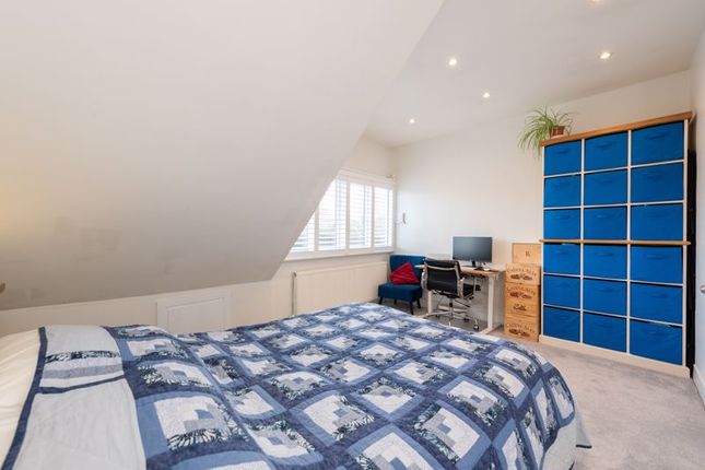 Flat for sale in Eversley Park Road, London