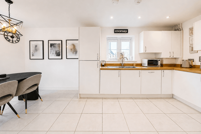 7 Warwick Way, Kings Hill photo 4