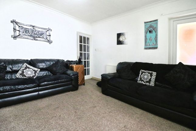 2, Darrell Close, Slough photo 4