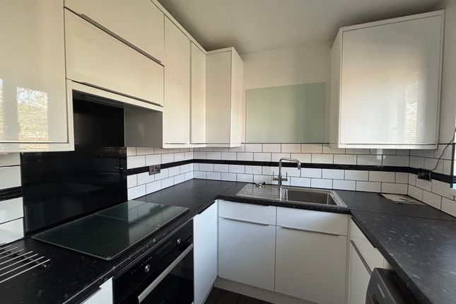 40, MILTON KEYNES photo 2