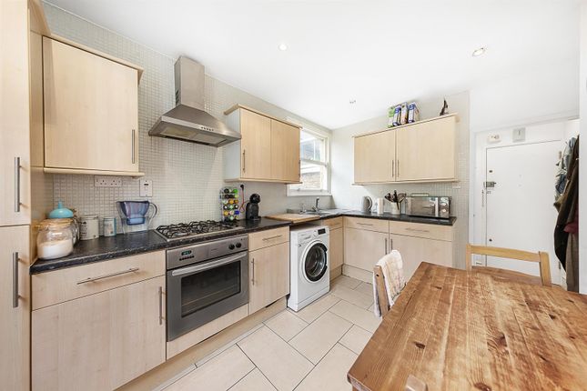 Flat to rent in Strathleven Road, London