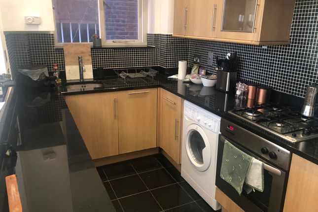 Flat to rent in Coolhurst Road, London
