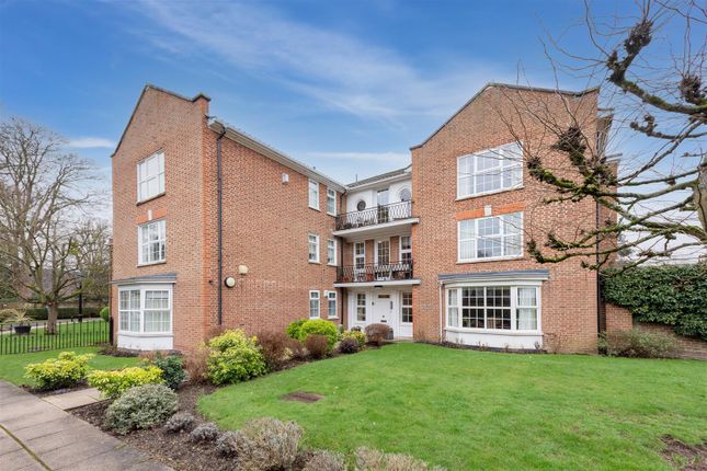 Thumbnail Flat for sale in Phyllis Court Drive, Henley-On-Thames