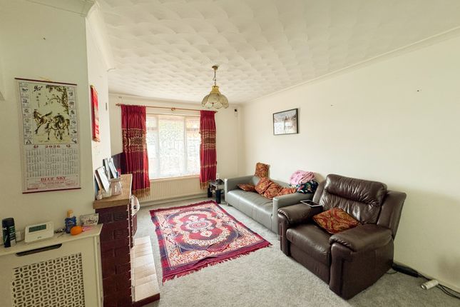 2, Carstairs Avenue, Swindon photo 5