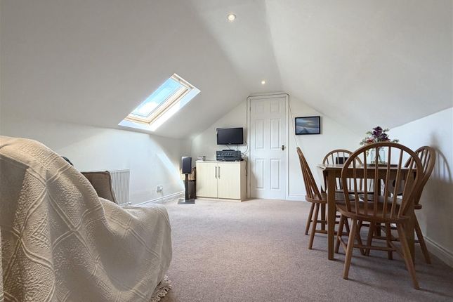 9, Angela Close, Hereford photo 4