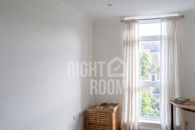 Room 5, 71, Seyssel Street,, London photo 3