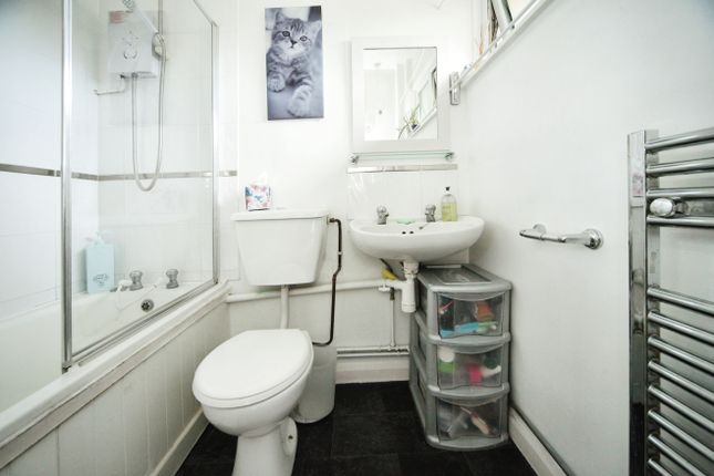 Flat for sale in Crawley Green Road, Luton, Bedfordshire