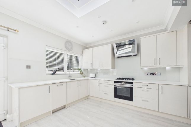 6, Westlea Avenue, Watford photo 3