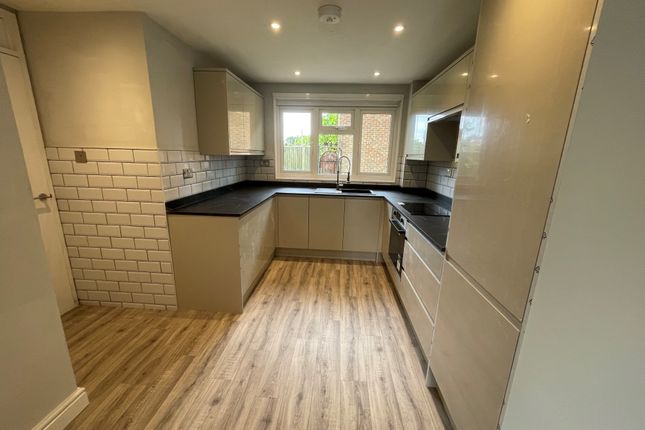 8, Badgers Close, Godalming photo 3