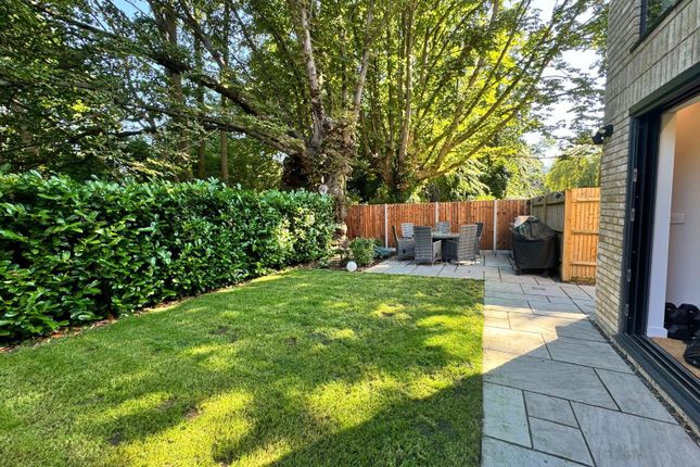 5, Foxmore Place, London photo 4